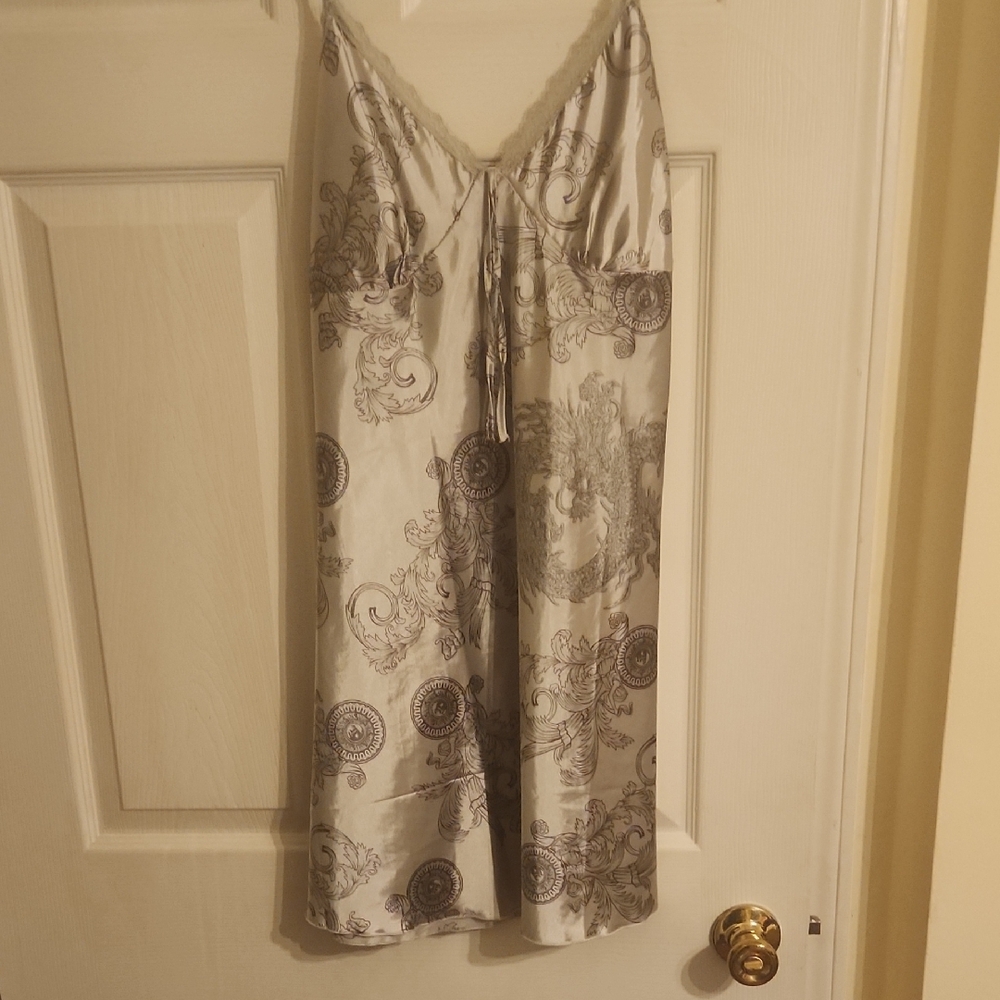 Elegant Silver Patterned Robe - Picture 6 of 6